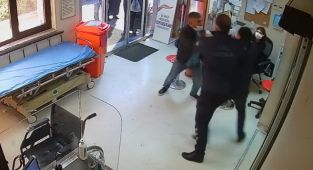 Eşrefpaşa Hastanesi çalışanlarına saldırı protesto edildi