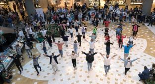 Gaziemir’de sürpriz zeybek gösterisi