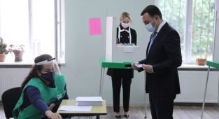 Gürcistan'da halk yerel seçim için sandık başında