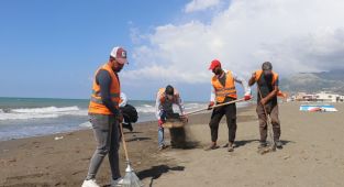 Hatay sahillerinde Suriye kaynaklı petrol sızıntısı temizliği sürüyor