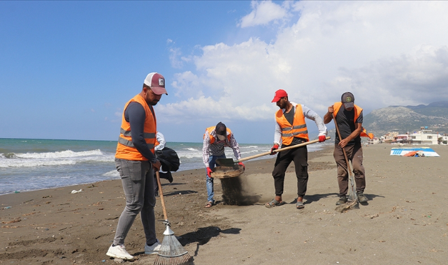 Hatay sahillerinde Suriye kaynaklı petrol sızıntısı temizliği sürüyor