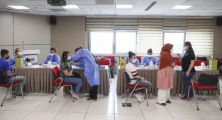 İki doz koronavirüs aşısı olanların oranı 22 ilde yüzde 75'i geçti