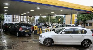 İngiltere'nin güneydoğusu ve Londra'da akaryakıt tedarik sorunu devam ediyor