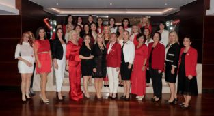 İZİKAD üyelerinden Cumhuriyet kutlaması