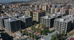 İzmir'de depremzedeler yeni evlerine kavuşmaya başlıyor