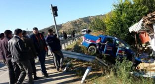 İzmir’de Jandarma aracıyla otomobil çarpıştı: 1’i ağır 4 yaralı