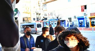 İzmir’deki üniversiteliler güne sıcak çorbayla başlıyor