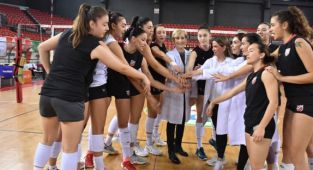 İzmirli kadın hekimler voleybol maçına çıktı