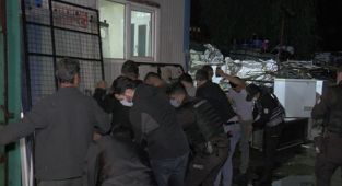 Kağıt toplama işçilerine gece yarısı baskını