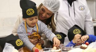 Karşıyakalı minikler pasta yapma atölyesinde