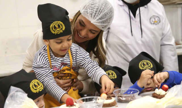 Karşıyakalı minikler pasta yapma atölyesinde