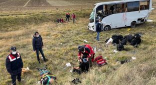 Kastamonu'da polis servisinin devrilmesi sonucu 12 polis yaralandı