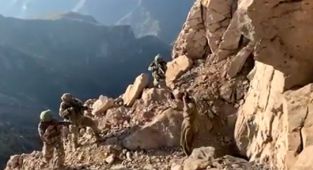 Komandoların 1917 rakımlı tepeye nokta operasyonunda mağaradaki 4 PKK'lı teslim alındı