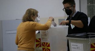 Kuzey Makedonya ve Kosova'da halk yerel seçim için sandık başında