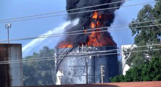 Lübnan'ın güneyindeki Zahrani petrol tesislerinde yangın