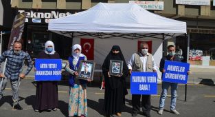 Muş'ta çocukları PKK'lı teröristlerce kaçırılan aileler HDP önünde eylem yaptı