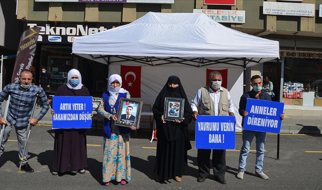 Muş'ta çocukları PKK'lı teröristlerce kaçırılan aileler HDP önünde eylem yaptı