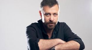 Nejat işler: “eğleniyorsak telefon rehberi bile oynarım”