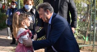 O parkta oyun oynadı