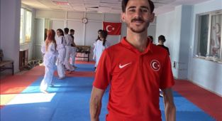 Tavsiye üzerine başladığı para-tekvandoda adını dünyaya duyurdu