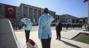 TBMM'de 5. Yasama Yılı açılışı dolayısıyla Atatürk Anıtı'nda tören düzenlendi