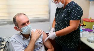 Yerli aşı TURKOVAC, İzmir'de gönüllülere uygulanmaya başlandı