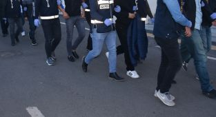 ABD askeri gemisindeki sivil personelin başına çuval geçirme girişimi