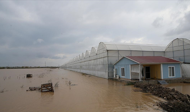Antalya'da sağanak su taşkınlarına neden oldu
