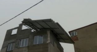 Arnavutköy'de çatının uçma anı kamerada