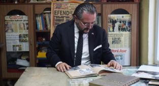 Atatürk sevgisini dizelere döktü