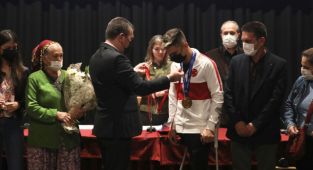 Avrupa Şampiyonu Ampute Milli Takım Oyuncusu Bergamalı Rüstem Kurhan’a memleketinde ödül