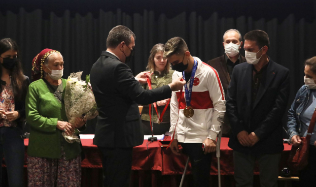 Avrupa Şampiyonu Ampute Milli Takım Oyuncusu Bergamalı Rüstem Kurhan’a memleketinde ödül