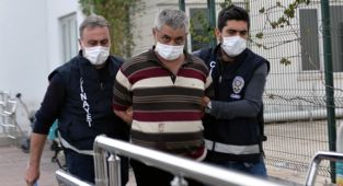 Babasını 3 satır darbesiyle öldürdü