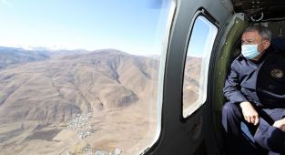 Bakan Akar, TSK komuta kademesi ile İran sınırında incelemelerde bulunuyor