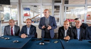 Başkan Soyer Bergama'da mağdur edilen esnafla buluştu