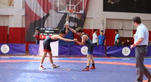 Bayraklı'nın çocukları güreş müsabakalarına damga vurdu