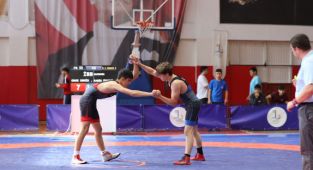 Bayraklı'nın çocukları güreş müsabakalarına damga vurdu