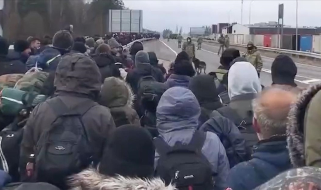 Belarus’ta kalabalık bir düzensiz göçmen grubu Polonya sınırına ilerliyor