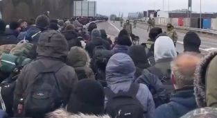 Belarus’ta kalabalık bir düzensiz göçmen grubu Polonya sınırına ilerliyor