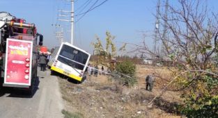 Belediye otobüsü şarampole düştü