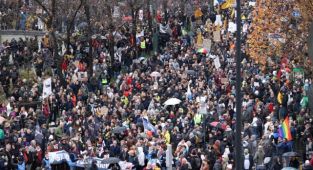 Brüksel'de yaklaşık 35 bin kişi sıkılaştırılan Kovid-19 tedbirlerini protesto etti