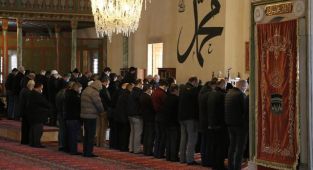 Camilerde normal saf düzeninde namaz kılınmaya başlandı