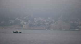 Çanakkale Boğazı yoğun sis nedeniyle çift yönlü transit gemi geçişlerine kapatıldı