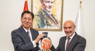 Çin Halk Cumhuriyeti Büyükelçisi Liu Shaobin Başkan Soyer’i ziyaret etti