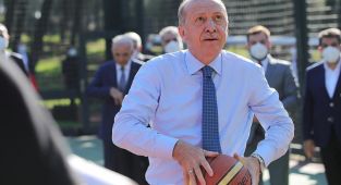 Cumhurbaşkanı Erdoğan, Ümraniye Millet Bahçesi'nde gençlerle basketbol oynadı