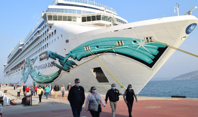 Dev Kruvaziyer Gemisi Kuşadası'nda