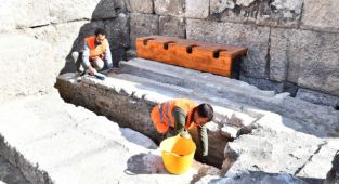 Efes Antik Tiyatrosu’ndan daha görkemli Smyrna Antik Tiyatro’sunda sürpriz buluntu