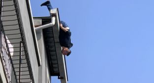 Eşine kızdı, intihar etmek için damdan atladı, komşusunun üzerine düştü