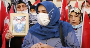 Evladına kavuşmanın sevincini oturma eylemi yapan annelerle paylaştı