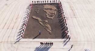 Fabrika işçileri 8 ton şeker pancarıyla Atatürk silüeti oluşturdu